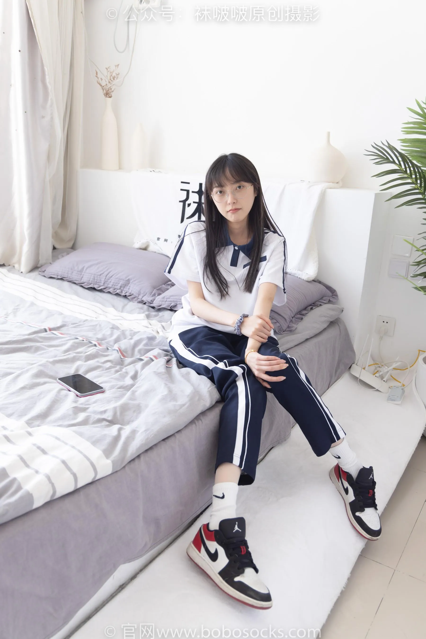 [BoBoSocks袜啵啵]NO.207 稚予-aj板鞋、白棉袜、油亮白丝、校服裤里丝 [87P]插图3